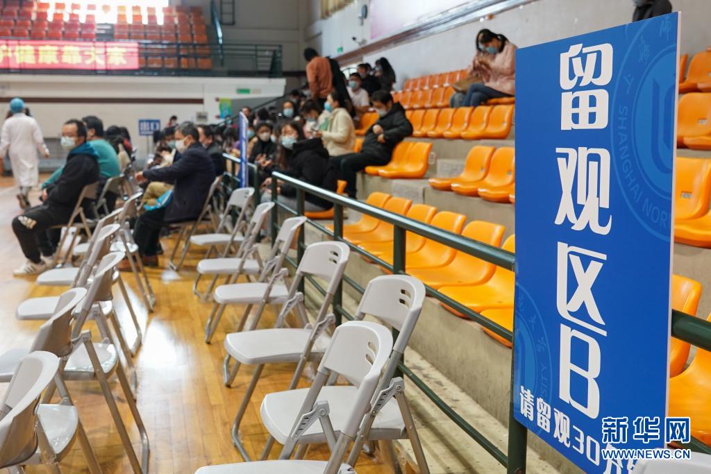 　　4月15日，在上海師范大學(xué)徐匯校區(qū)，接種人員在留觀區(qū)休息?！　〗?，上海師范大學(xué)組織開(kāi)展第二輪新冠疫苗接種工作。截至目前，該校兩個(gè)校區(qū)的23000多名學(xué)生、教職工已完成接種。據(jù)悉，上海正在有序組織、深入科普、精細(xì)服務(wù)，穩(wěn)妥有序推進(jìn)各高校師生員工的新冠疫苗接種工作。　　新華社記者丁汀攝