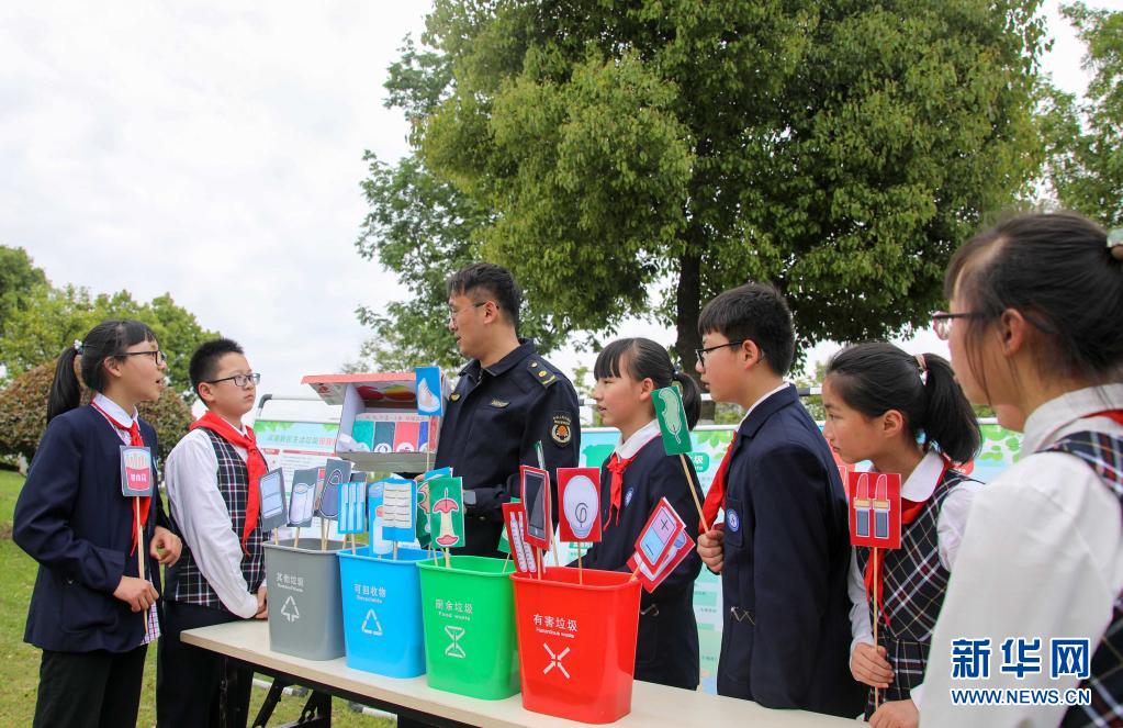 　　4月19日，工作人員向?qū)W生們講解垃圾分類、資源回收利用等常識。　　當日，安徽省合肥市包河區(qū)濱湖城管辦聯(lián)合合肥市師范附屬第二小學開展“保護地球 從我做起”主題活動?！　⌒氯A社記者 曹力 攝