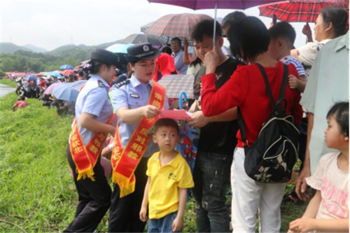 廣西各地借“三月三”重大節(jié)慶活動開展反邪教宣傳2448