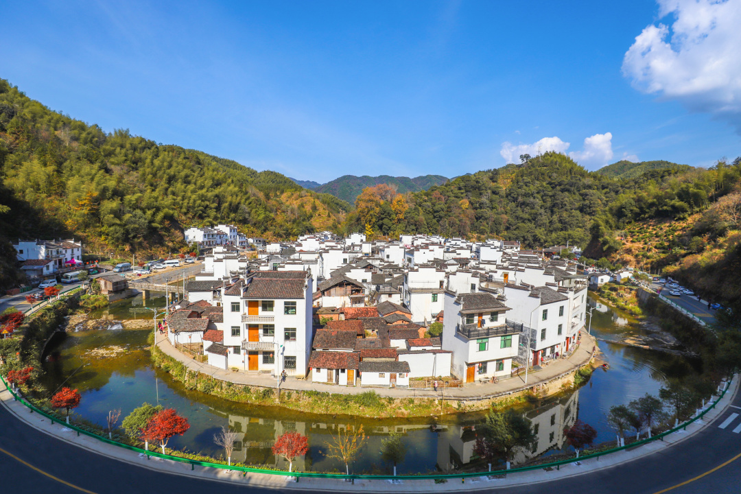 江西深山發(fā)現(xiàn)中國最圓的古村，為千年前南唐國師建造，遠(yuǎn)看似八卦