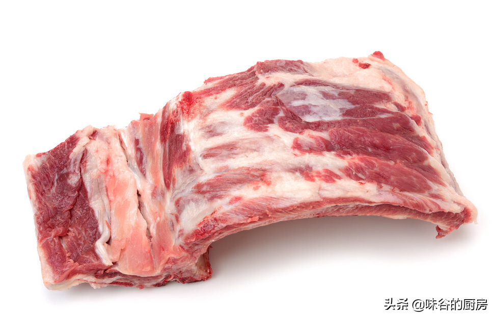 買排骨時(shí)，別只會(huì)挑肉多的，牢記4個(gè)技巧，挑得排骨新鮮又好吃