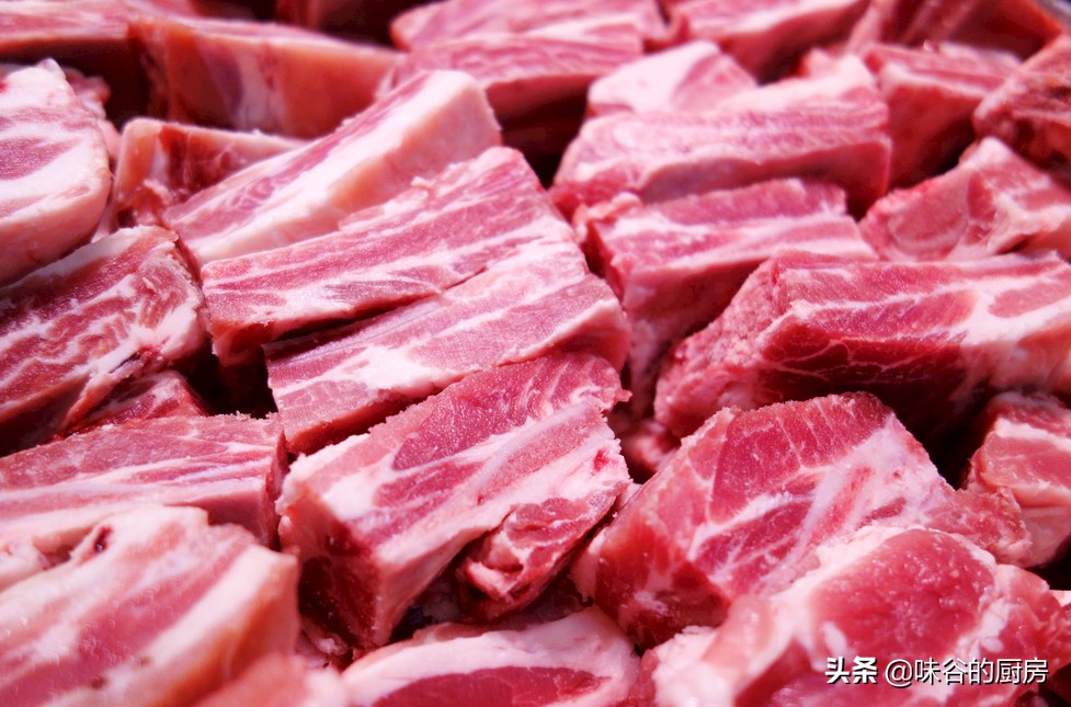 買排骨時(shí)，別只會(huì)挑肉多的，牢記4個(gè)技巧，挑得排骨新鮮又好吃