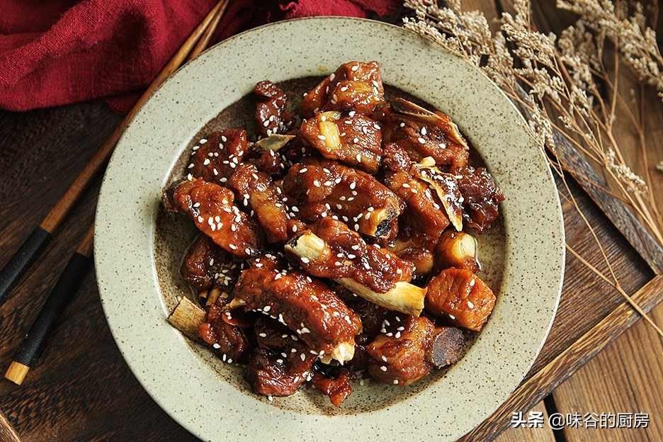 買排骨時(shí)，別只會(huì)挑肉多的，牢記4個(gè)技巧，挑得排骨新鮮又好吃