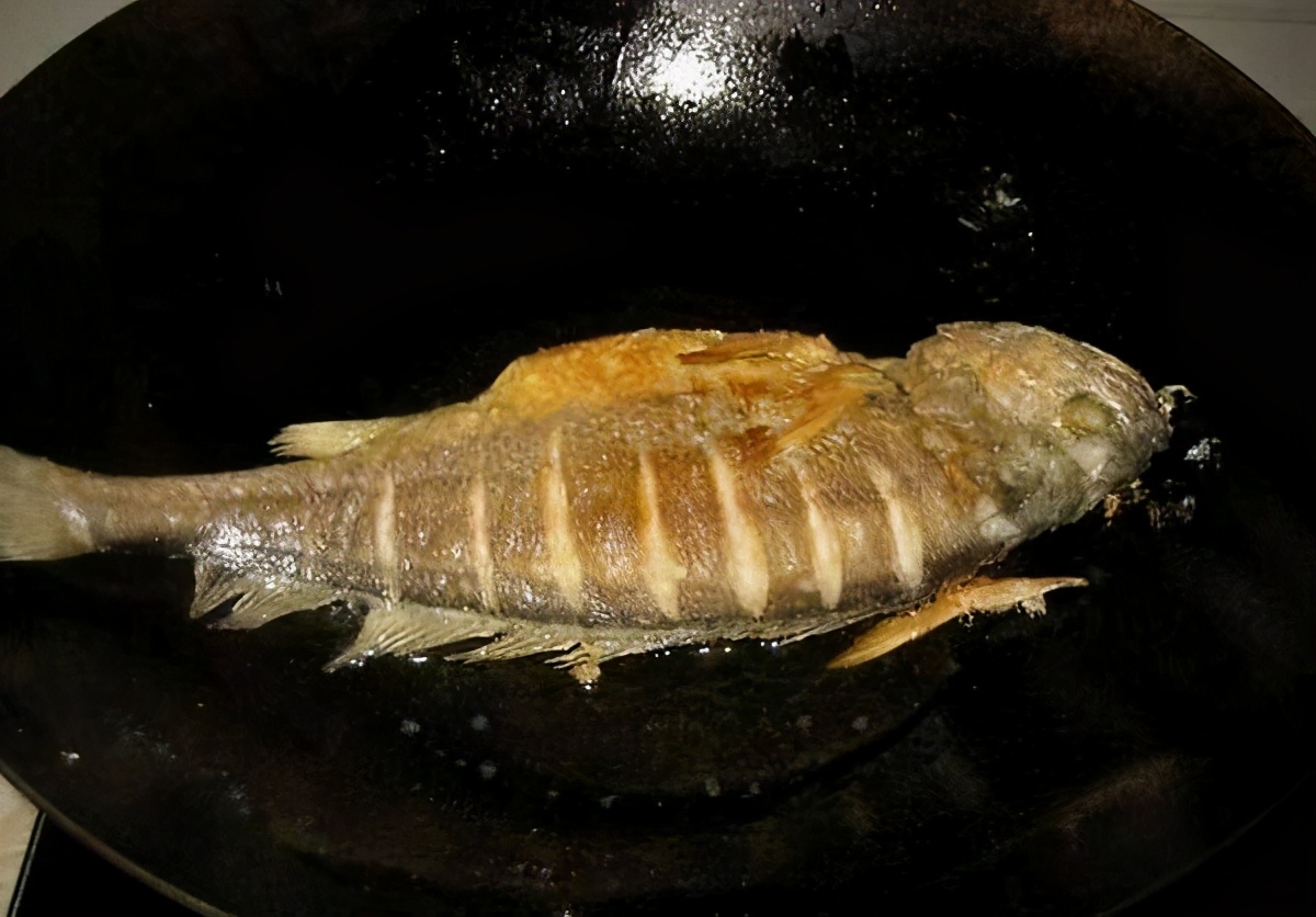 無論煎什么魚，只需牢記這幾點，保證魚不粘鍋不破皮，值得收藏