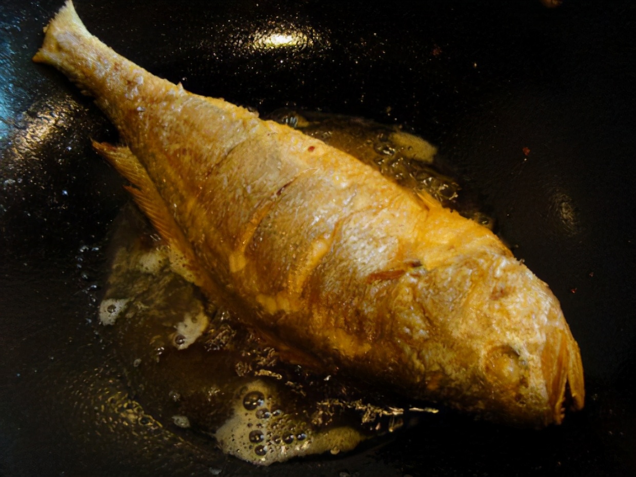 無論煎什么魚，只需牢記這幾點，保證魚不粘鍋不破皮，值得收藏