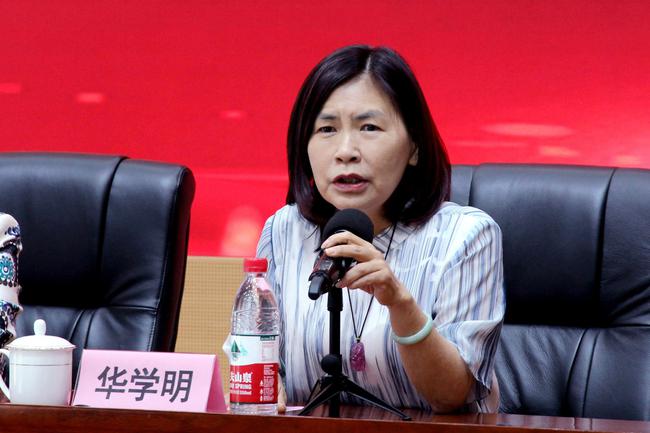 中國圍棋協(xié)會副主席兼國家隊領(lǐng)隊華學明宣布開賽