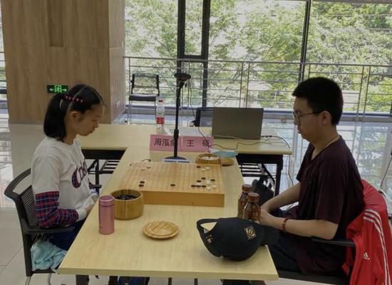 周泓余勝王碩