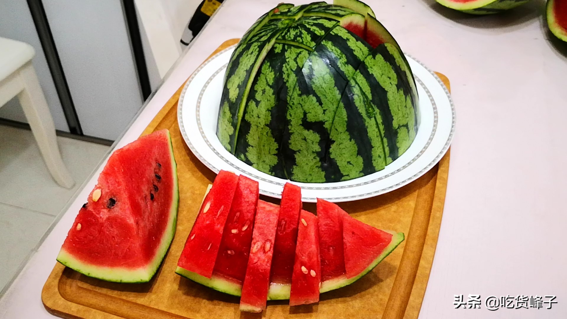 買(mǎi)西瓜，別只會(huì)用手拍，瓜農(nóng)：牢記這幾點(diǎn)，保證一挑一個(gè)準(zhǔn)，超甜