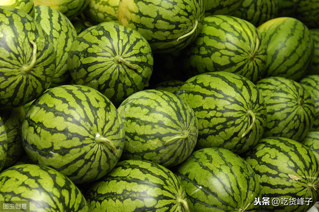 買(mǎi)西瓜，別只會(huì)用手拍，瓜農(nóng)：牢記這幾點(diǎn)，保證一挑一個(gè)準(zhǔn)，超甜