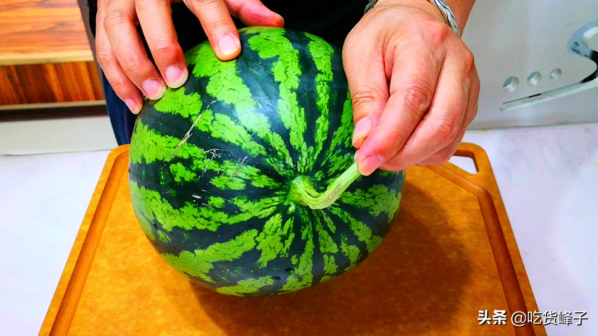 買(mǎi)西瓜，別只會(huì)用手拍，瓜農(nóng)：牢記這幾點(diǎn)，保證一挑一個(gè)準(zhǔn)，超甜