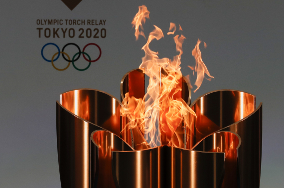 資料圖：3月25日，東京奧運圣火在圣火盆中燃燒。新華社/POOL/金敬勛